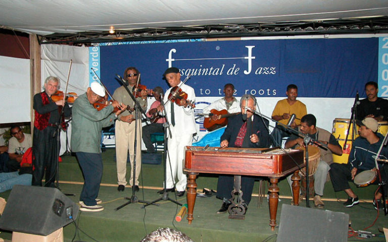 Encontro de violinos: o alemão Martin Schaefer, Malaquias Costa, Augusto de Pina e Nho Djonsinho Alves.