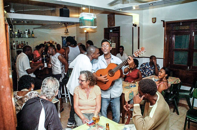 imagem de bar com música