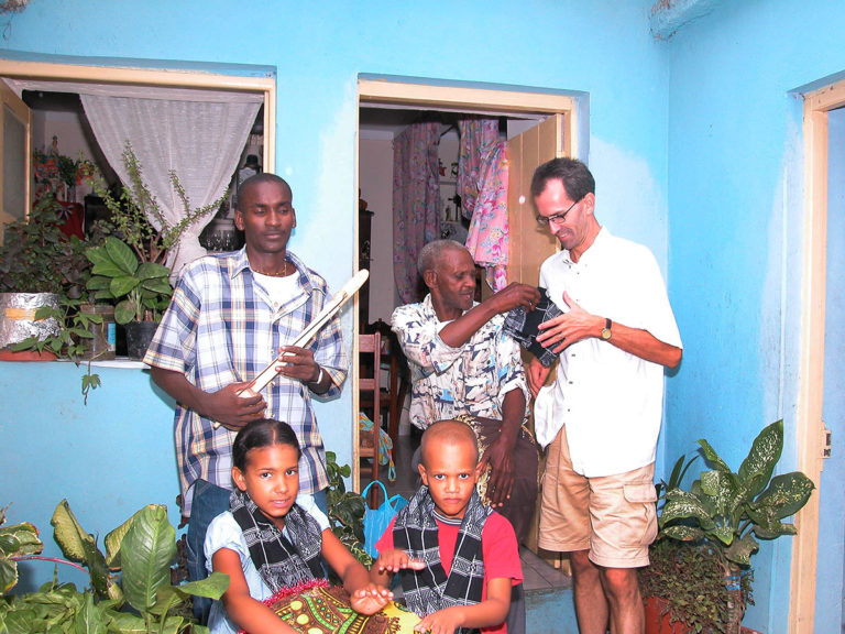 Ntoni Denti d'Oru visitei várias vezes, para aprender o máximo possível sobre o batuku, finason e sambuna. Ele gostava de fazer surpresas, como quando deitou-se no palco, para as meninas dançarem por cima dele. “Sim, claro", disse ele, com o seu sorriso. "Se o público não responde como quero, faço coisas para os espantar um pouco.”