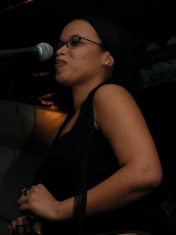 Isa Pereira foi uma das participantes num festival de vozes femininas, em 2002. Com Mayra Andrade e Vera Cruz, com a sua presença e maneira de cantar bem forte. Elas estavam todas lá, em frente ao liceu, no Plateau.