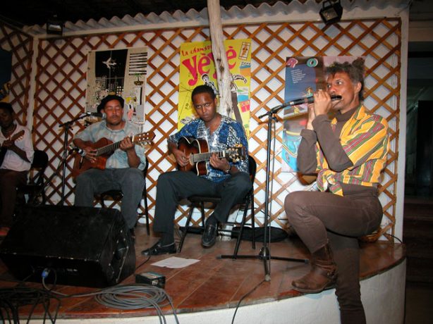 Zé Henrique e Paulino Vieira, no Centro Cultural Francês. Paulino disse-me que eu tinha que ir conhecer o excelente compositor Zé Henrique. Os dois, bem humildes, grandes compositores.