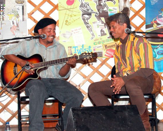 Esta foto é na Praia, mas uma vez fui para o Bar Vulcão, na Amadora. Ele não levou a guitarra, só a gaita de boca, por ser uma zona um pouco perigosa à noite, mas fez um concerto espectacular – toda a gente a cantar, sob a sua direção. Estavam todos lá, Mário Rui e Jorge Neto, entre outros.
