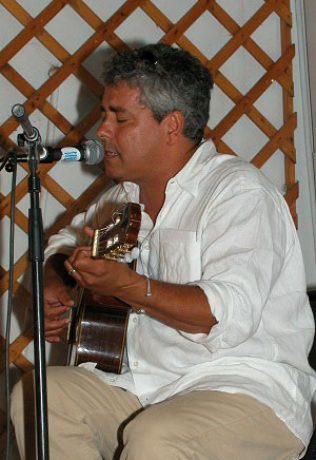 Boy Gé Mendes no Centro Cultural Francês, na Praia, em 2002. Vi muitos bons artistas lá.