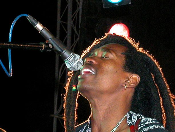 Ferro Gaita, creio a foto é de um concerto em Lisboa. Foi um concerto super bom. Encontrei-os pela primeira vez em 1995, numa cafetaria na Achada Santo António, na Praia. Tive que encomendar o primeiro disco nos EUA, porque estava esgotado em Cabo Verde pouco tempo depois do lançamento. Muito anos depois, 2009 ou 2010, consegui levá-los para o maior festival da música do mundo, em Oslo, Noruega.