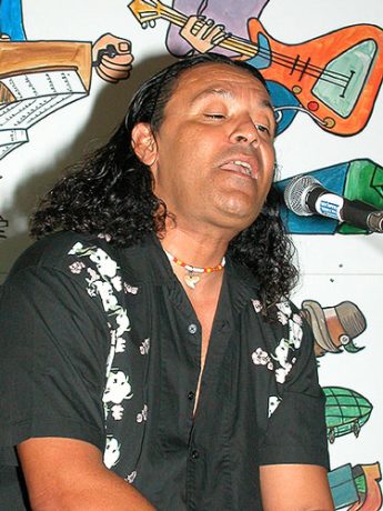 Tchalé Figueira eu conhecia só como artista plástico, um grande pintor. Foi uma surpresa ouvi-lo no Centro Cultural Francês.