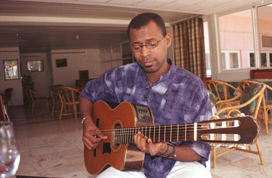 Bau (2003). Bar do Hotel Porto Grande, em Mindelo, Ilha de S. Vicente.