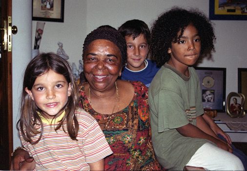 Cesária Évora (2003). Na sua casa, em Mindelo, Ilha de S. Vicente. Procurara-a para lhe fazer uma entrevista, que declinou por falta de autorização do seu agente. No seu jeito afável e simples ofereceu-me um disco promocional em vinil, e deixou-se fotografar com os meus filhos Eva e Jano, e com o Alex, filho do Tchalê Figueira.