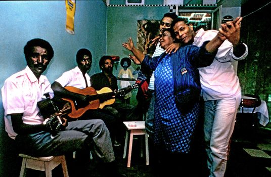 Cesária entre amigos numa noite de tocatina. Mindelo, 1988