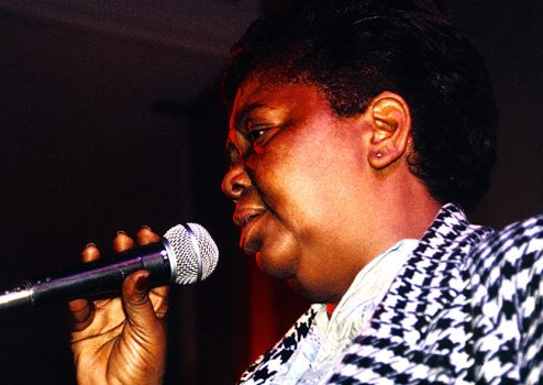 Cesária Évora, atuando em Roma, 1990