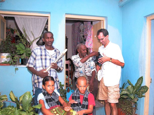 Ntoni Denti d'Oru visitei várias vezes, para aprender o máximo possível sobre o batuku, finason e sambuna. Ele gostava de fazer surpresas, como quando deitou-se no palco, para as meninas dançarem por cima dele. “Sim, claro", disse ele, com o seu sorriso. "Se o público não responde como quero, faço coisas para os espantar um pouco.”