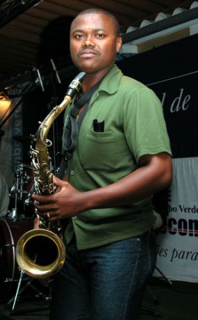 Totinho. Tantos bons músicos que vi e ouvi em Cabo Verde.