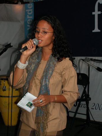 Mayra Andrade, no início da sua carreira musical, ainda adolescente. Encontrei o primeiro manager dela, na Praia. Ele me deu um CD demo, com uma faixa creio que Mayra nunca pôs num CD.