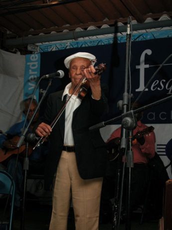 Raul de Pina, quase 100 anos, “eu vou vos dizer quantos filhos tenho, mas eu não vou dizer quantas mulheres tive”. Tocou e tocou, seguido duma banda da Roménia. Depois Nhô Raul deu a rabeca para o Paulino, que acabou a noite com uma “jam session” com os músicos romenos utilizando a canção “Sodade” como base. Um dos maiores momentos da minha estada em Cabo Verde, e eu tinha muitos!