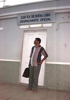 Ildo Lobo (2003), à entrada do seu escritório de Despachante Oficial, na Cidade da Praia.