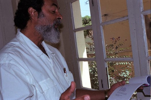 Kaká Barboza (2002), na Câmara Municipal da Assomada, a ler alguns poemas ainda inéditos. Dizia ser um homem do campo que se deixava encantar pelas simples coisas do quotidiano. Aí recolhia o fermento para as criações, na música, poesia ou conto.