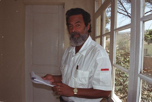 Kaká Barboza (2002), na Câmara Municipal da Assomada, a ler alguns poemas ainda inéditos. Era um trovador das coisas do povo.