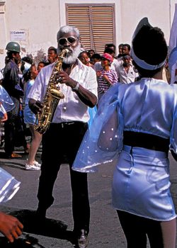 Luís Morais durante desfile de Carnaval, Mindelo, 1989