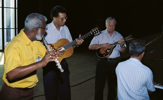 Ensaio em Lisboa, 1994, com Luís Morais, Djone Rendall, Chico Serra (de costas) e músico português não identificado