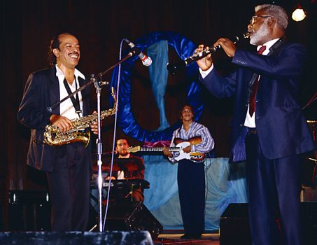 Teck e Luís Morais, nos sopros. Atrás, Zé Afonso e Zezé Barbosa. Espetáculo de encerramento do primeiro Congresso de Quadros Cabo-Verdianos na Diáspora, Lisboa, 1994