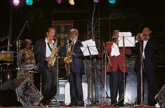 Teck, Luís Morais, Morgadinho e Manel Tidjena. Espetáculo de encerramento do primeiro Congresso de Quadros Cabo-Verdianos na Diáspora, Lisboa, 1994
