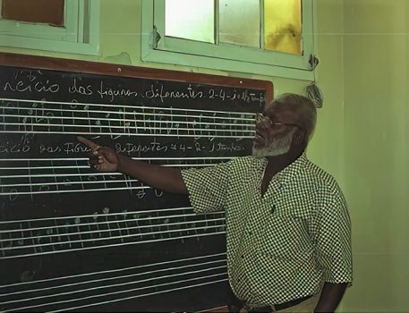 Luís Morais (2003). Na escola de música do Centro Nacional de Artesanato, em Mindelo, Ilha de S. Vicente. No seu jeito galhofeiro, Luís Morais respondia a quem lhe perguntava a idade que a tinha de dizer em duas etapas, para tornar mais suave o número de anos de vida já acumulados.