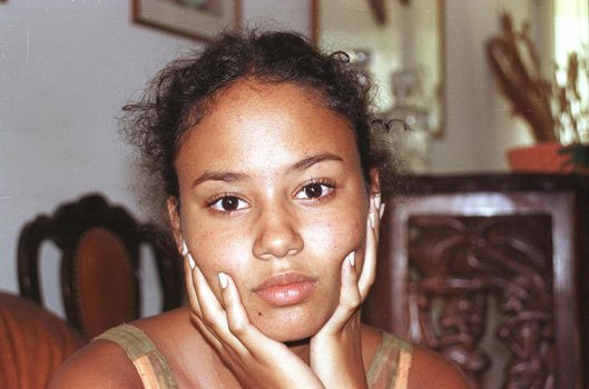 Mayra Andrade (2002), na sua casa na Cidade da Praia. Já nesse tempo, ainda aspirante a cantora profissional, experimentava uma mesclagem criativa de géneros musicais do seu país, da morna, coladeira, batuque ou funaná, com o jazz, a música brasileira e com outros ritmos africanos.