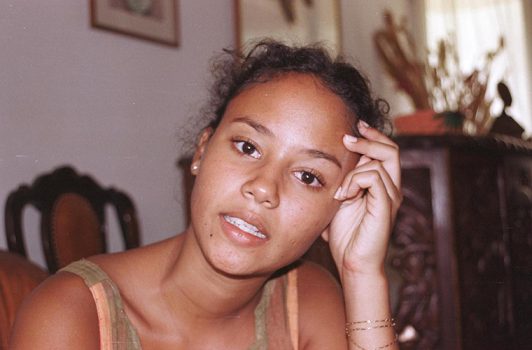 Mayra Andrade (2002), na sua casa na Cidade da Praia. No ano anterior, aos 16 anos, conquistara para Cabo Verde, em Ottawa, no Canadá, a primeira medalha de ouro dos Jogos da Francofonia, na modalidade de canção. O prémio permitiu-lhe desenvolver estudos musicais em Paris durante meio ano.