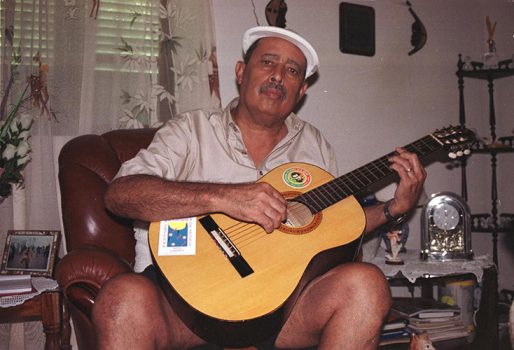 Manuel d’Novas (2003). Na sua casa em Mindelo, ilha de S. Vicente. Aos 16 anos o desejo de aventura fá-lo marinheiro. Até então a música não lhe despertara interesse. Os tempos mortos no barco entusiasmam-no a aprender com os colegas marinheiros a tocar violão. Três anos mais tarde compõe a sua primeira morna.