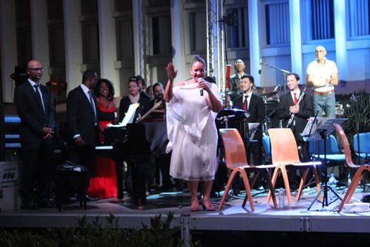 Concerto da Orquestra Nacional de Cabo Verde com Lúcia Cardoso, no seu primeiro aniversário (2015). Num palco montado na Pracinha da Escola Grande, Cidade da Praia.