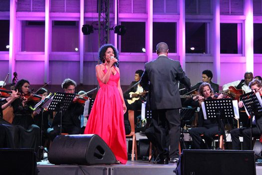 Concerto da Orquestra Nacional de Cabo Verde com Nancy Vieira, no seu primeiro aniversário (2015). Num palco montado na Pracinha da Escola Grande, Cidade da Praia.