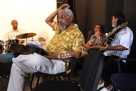 Humbertona (2014). Atrás, Tey Santos, Yuri da Graça e Voginha. Pausa nos primeiros ensaios para a estreia da Orquestra Nacional de Cabo Verde, no Palácio da Cultura Ildo Lobo, Cidade da Praia.