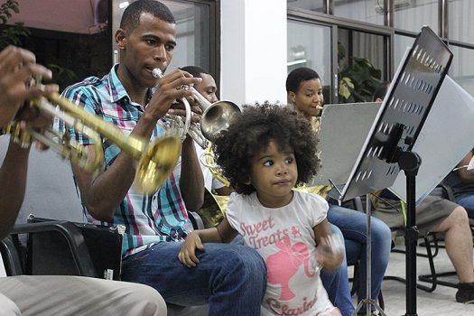 Ensaio da Orquestra Nacional de Cabo Verde (2015), na Biblioteca Nacional, na Cidade da Praia. Os músicos levam os seus filhos para os ensaios.