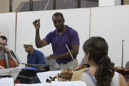 Maestro Casimiro Tavares - Ensaio da Orquestra Nacional de Cabo Verde (2015), na Biblioteca Nacional, na Cidade da Praia.