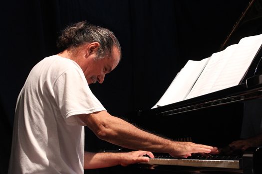 Vasco Martins (2015). Concerto acompanhado pela Orquestra Clássica do Centro (Portugal), no Centro Cultural Português da Cidade da Praia.