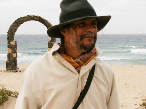 Vasco Martins (2009). Às sextas-feiras à tarde eram frequentes os encontros na Praia do Norte, ilha de S. Vicente, junto ao arco de pedra que o Vasco Martins aí mandara erigir. Dessa vez eu fora de Portugal para apresentar a antologia de poesia "Destino de Bai", que organizara. O grupo era extenso, de várias latitudes, e as conversas fluíam. À volta de uns panos estendidos na areia partilhava-se vinho tinto, azeitonas, chouriço, presunto, queijo e pão.