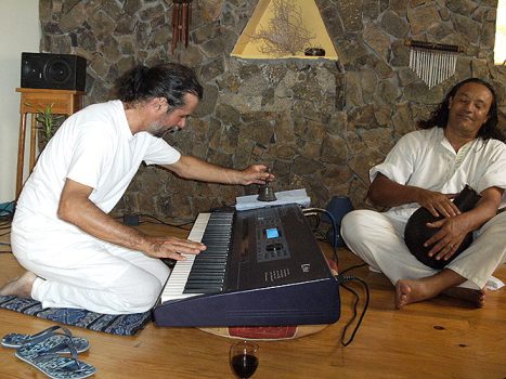 Vasco Martins e Tchalê Figueira (2009) num concerto espontâneo no Tibete, a casa do Vasco na Ribeira de Calhau, ilha de S. Vicente.