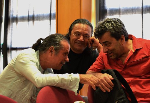 Vasco Martins, Tchalê Figueira e Francisco Fontes (2015). Numa pausa da preparação do Concerto de Vasco Martins acompanhado pela Orquestra Clássica do Centro, no Centro Cultural Português da Cidade da Praia (foto de Emília Martins).